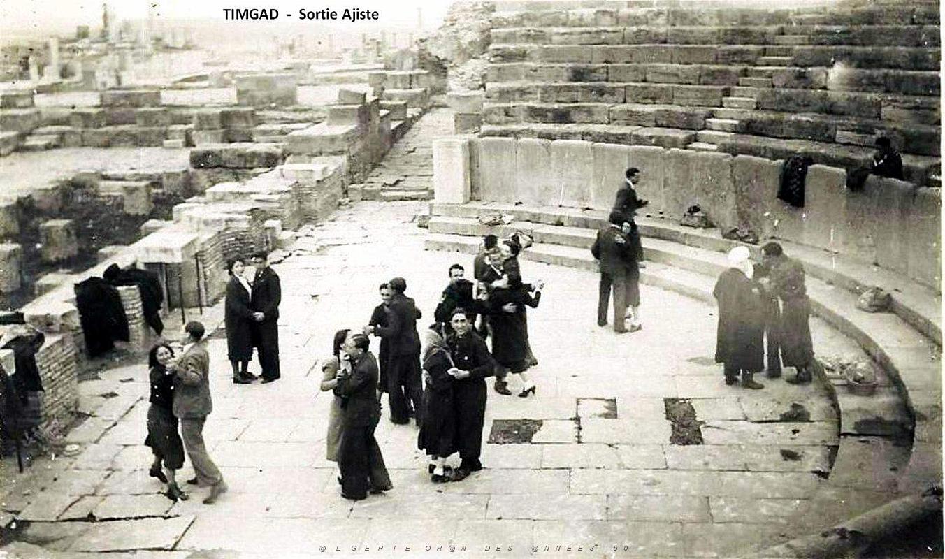 1939- Timgad - Theatre Romain - Sortie Ajiste.jpg